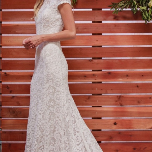 Dreamers and Lovers Nellia Lace Gown - Picture 2 of 8